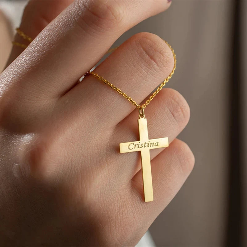 Colar Crucifixo + Seu nome Personalizável - Aço Inoxidável/Gravação a Laser - Banhado a Ouro.